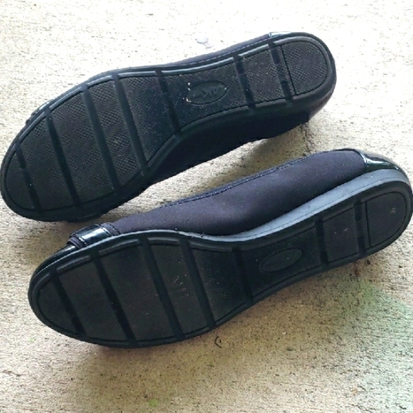 Like new "Anne Klein" sport black flats with silver chain on toe section - Picture 10 of 11